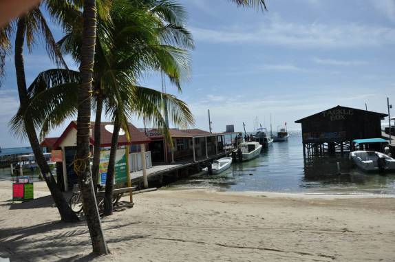 Praia em San Pedro, cheia de restaurantes, piers e lojas, em Belize